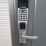 電子キー。暗証番号で解錠(玄関) 電子キー。暗証番号で解錠(玄関)
