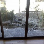 縁側から庭園を眺めて一休み