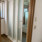 段差のない浴室扉。間口が広いバリアフリータイプ。(風呂)