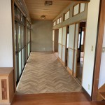 幅広の縁側。お庭を愛でながらお茶をのんでゆっくり過ごすのも素敵です。