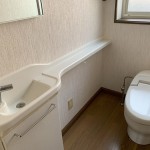 タンクレストイレでお掃除楽々。手洗い場もついて便利です。