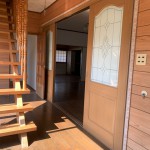 玄関とリビングの仕切りは開口部のある引戸