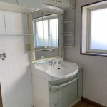 大型洗面ボウル・壁付水栓でお掃除の手間が省けます。