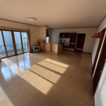 明るい光が差し込む南側のリビング(居間)